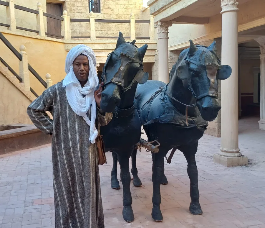 Tak ještě než usnu, posílám pár fotek z filmových studií...byl to zajímavý zážitek vidět ty kašírované kulisy jako divák (je to jiné než když člověk sám hraje a natáčí se to)