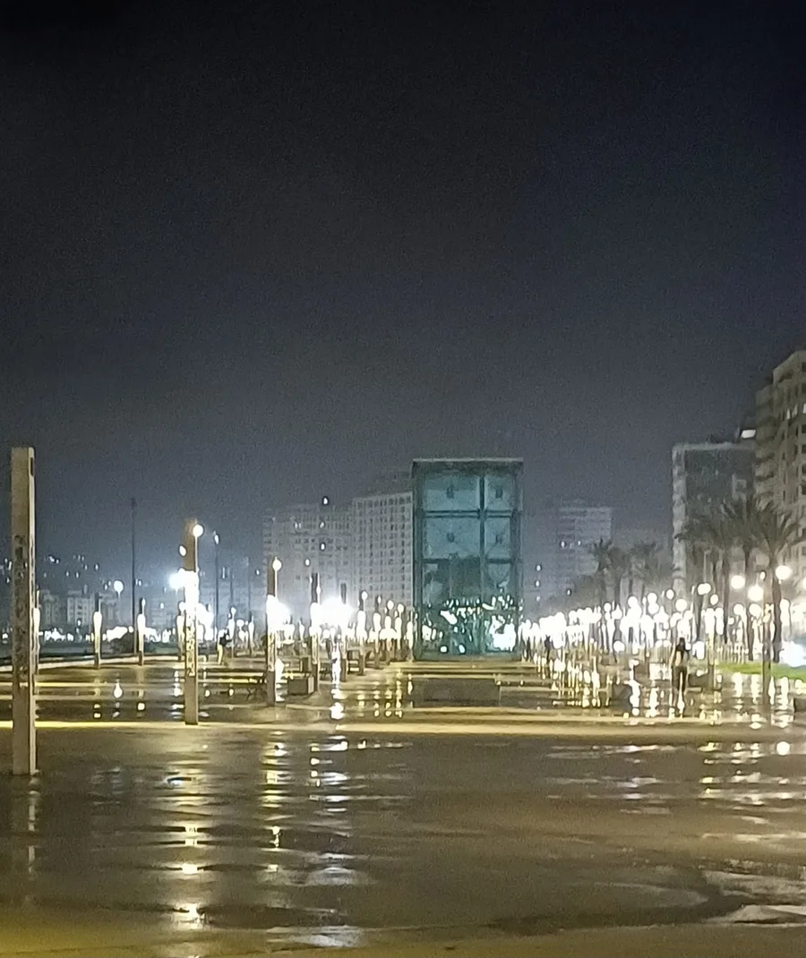 Tanger je opravdu velmi evropské město...po večeři (bílá ryba- mňam!) jsme se vydali na procházku po přímořské promenádě...byl vlahý večer...moře nás zdravilo...krása!