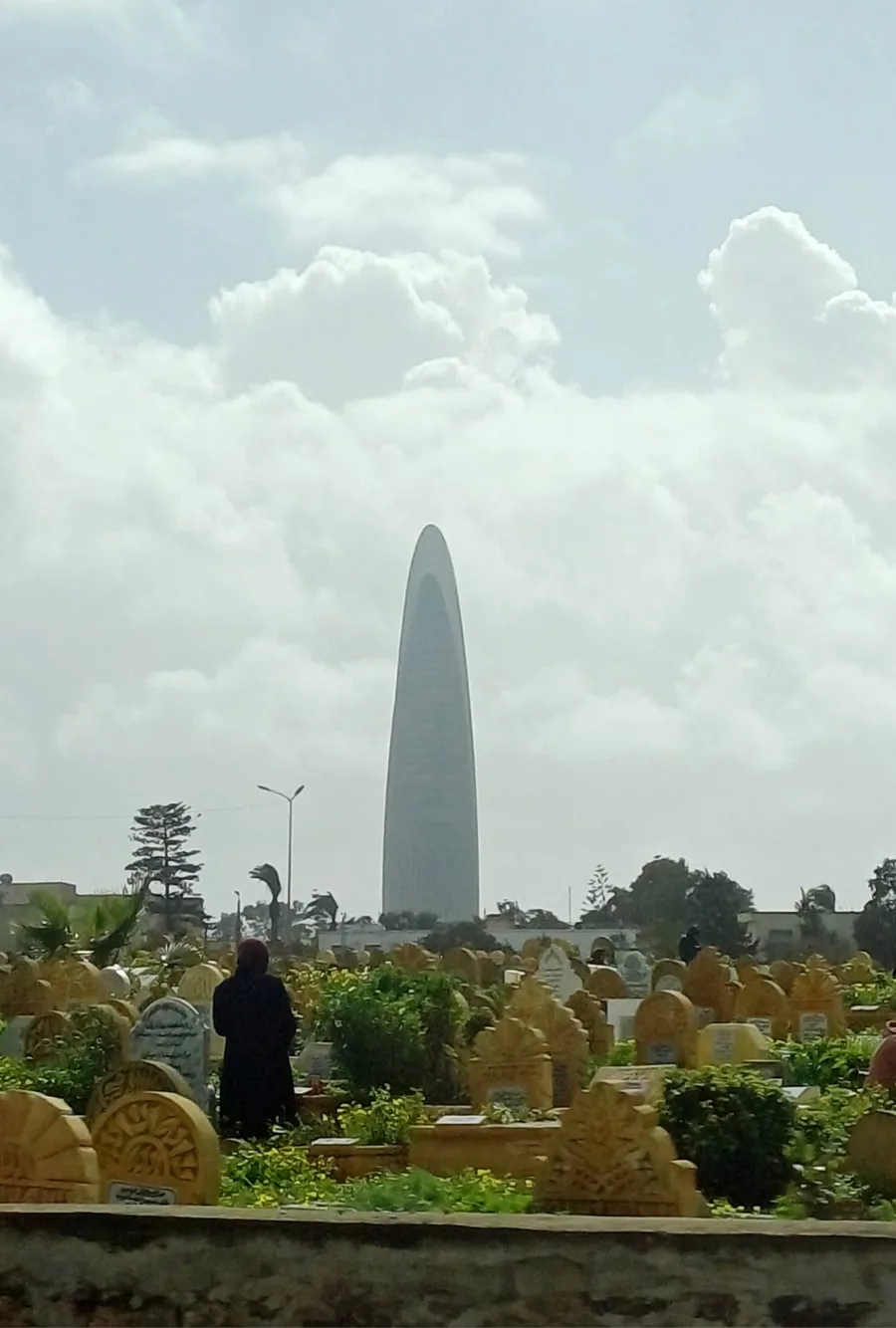 Moderní symbol Rabatu...v popředí židovský hřbitov