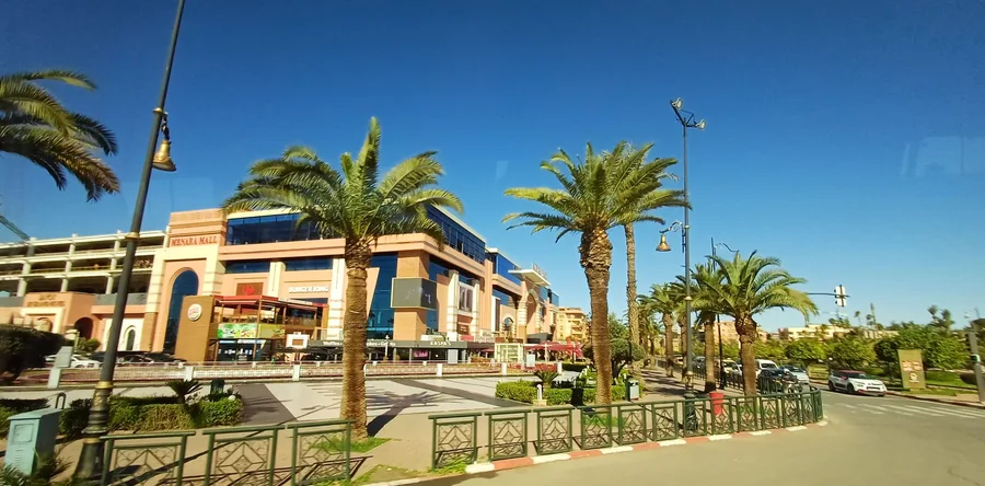 Projíždíme modernější část Marrakech...a děláme si tak představu komplexnější, protože prve jsme poznali medinu (arabské staré město) a mellah (židovské staré město), historické náměstí a mešitu...na současnou Marrakech máme výhled i ze střešní terasy našeho hotelu