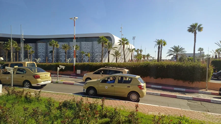 Žluté taxíky v červené Marrakech...zatímco v oblasti modrého městečka Chefchouen jsou taxíky modré a v oblasti růží růžové...v Maroku jezdí tzv. petit taxi (malé taxíky, které vezmou max 4 cestující, i když jsou to auta normálně pro 5 osob) a grand taxi pro 5-8 cestujících, které někde působí skoro jako MHD,protože berou lidi průběžně ... a teprve nedávno bylo uzákoněno, že volný taxík musí vzít cestující kamkoliv a ne si vybírat kam chce nebo nechce jet